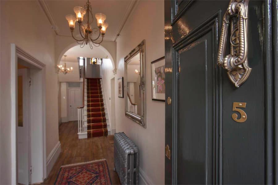 Number 5 Bed & Breakfast Шафтсбъри Екстериор снимка